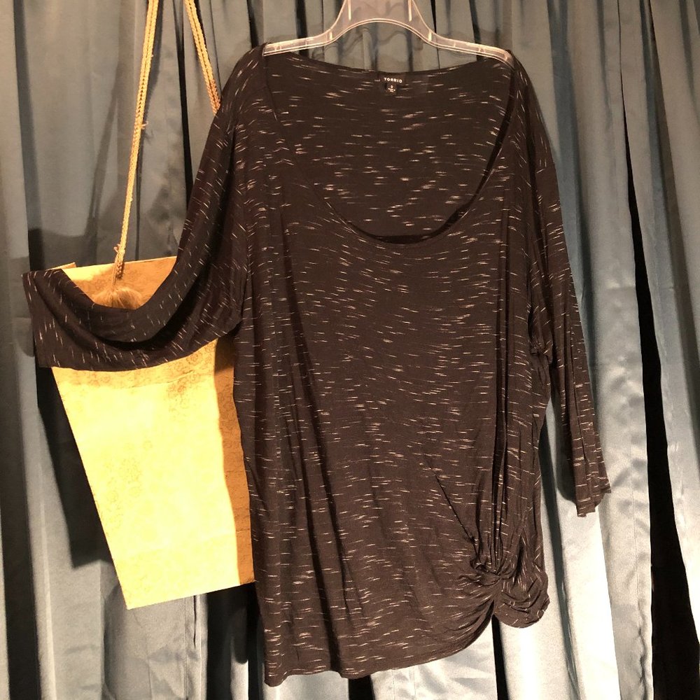 torrid Speckled Knotted Tee. (Torrid tub).  Live:#22